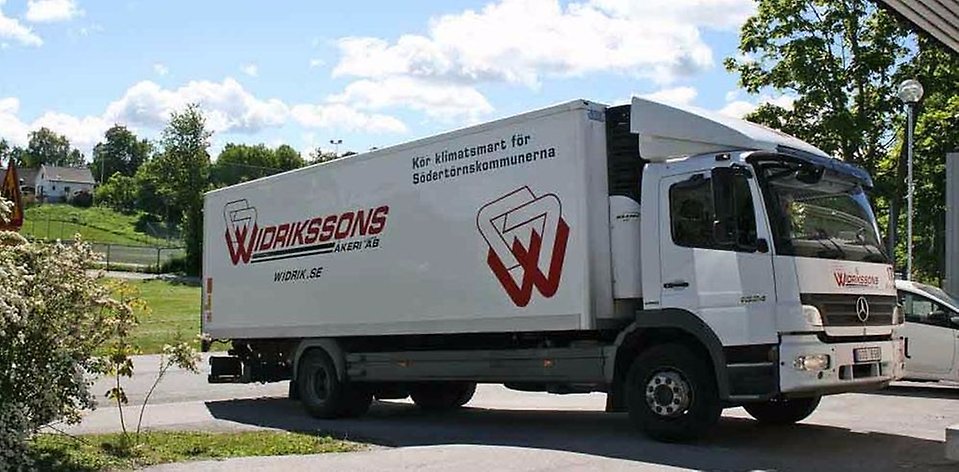 Widrikssons lastbil kör för Samordnad varudistribution.